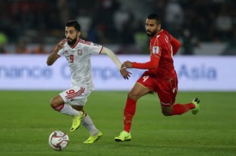 Trọng tài 'chống lưng', chủ nhà UAE thoát thua ngày khai màn