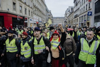 Biểu tình áo ghi-lê vàng "nổi lửa" bạo lực, đòi Tổng thống Pháp từ chức