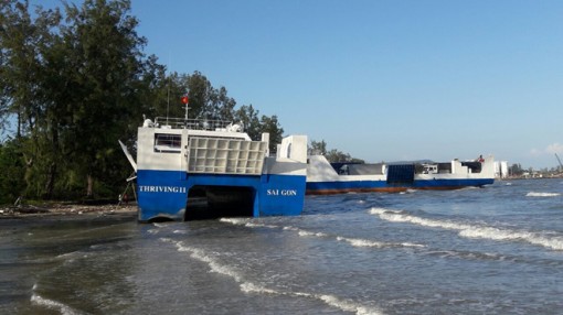 Hai phà cao tốc ở Phú Quốc bị sóng đánh văng lên bờ