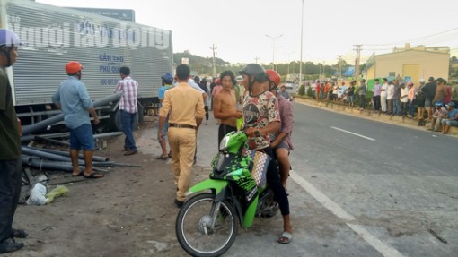 Xe tải từ Cần Thơ ra đảo Phú Quốc cán chết 2 người đi xe máy