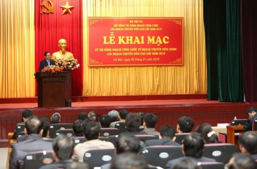 Gần 600 công chức dự thi nâng ngạch lên chuyên viên cao cấp