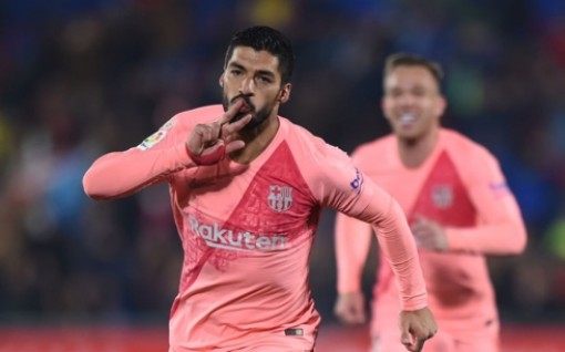 Suarez ghi siêu phẩm, Barca hơn Real 10 điểm