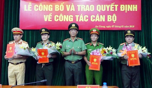 Trao quyết định bổ nhiệm 4 trưởng phòng nghiệp vụ  Công an tỉnh