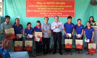 Chủ nhiệm Ủy ban Đối ngoại Quốc hội Nguyễn Văn Giàu tặng quà Tết công nhân có hoàn cảnh khó khăn