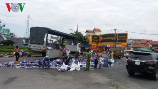 Xe tải vỡ thùng, hàng nghìn lon bia tràn ra Quốc lộ 1