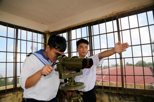 Trên đỉnh Hòn Khoai