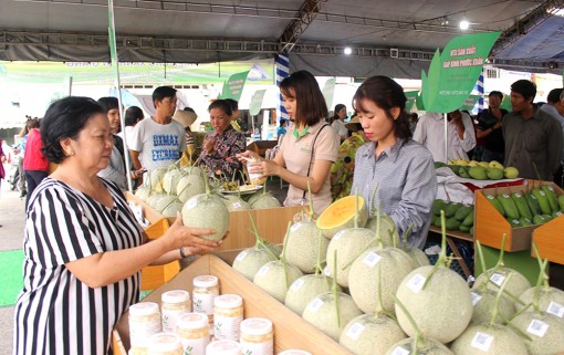 Phiên Chợ Xanh thu hút đông khách tham quan, mua sắm