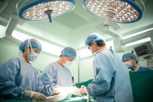 Điều trị cấp cứu bé trai bị cây rọi đâm vào hầu họng