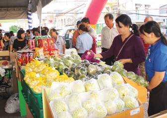 Phiên Chợ Xanh thu hút đông khách tham quan, mua sắm