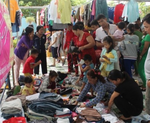 Tặng quần áo, giày dép cho bệnh nhân đang điều trị tại bệnh viện