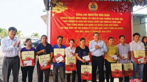 Tết đến sớm với người lao động