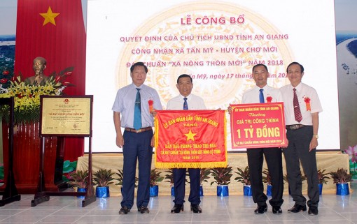 Xã Tấn Mỹ đón bằng công nhận đạt chuẩn nông thôn mới