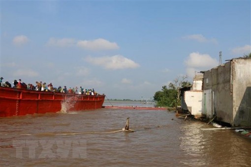 An Giang: Xe tải rơi sông từ phà Châu Giang, một người mất tích