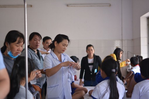 Trên 50 học sinh ở Long An nhập viện nghi ngộ độc thực phẩm