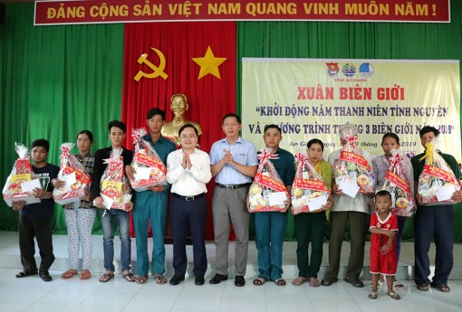 Trung ương Đoàn tặng quà dân nghèo khu vực biên giới