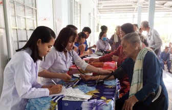 Khám bệnh, tặng quà cho dân nghèo Vĩnh Lợi