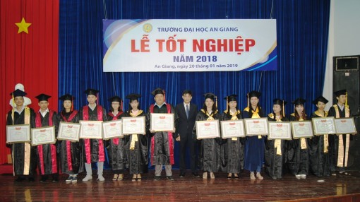 Trường Đại học An Giang trao bằng tốt nghiệp cho 241 tân cử nhân, kỹ sư