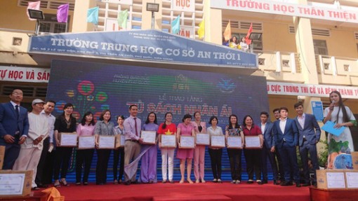 Trao tặng hơn 13.300 cuốn sách cho học sinh Phú Quốc