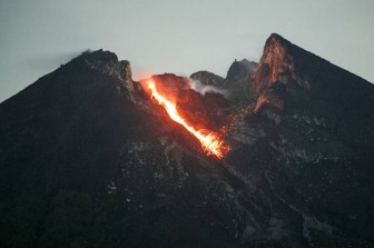 Núi lửa Merapi phun dung nham nóng, Indonesia cảnh báo cấp độ 2
