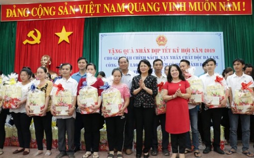 Phó Chủ tịch nước Đặng Thị Ngọc Thịnh thăm, tặng quà tại Bến Tre