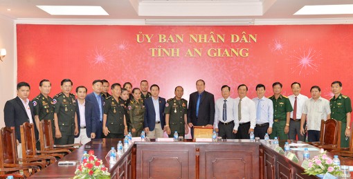 Bộ Tư lệnh Cảnh vệ Quân đội Hoàng gia Campuchia thăm và chúc Tết tỉnh An Giang