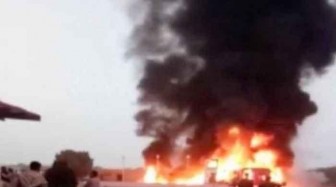 Xe buýt bốc cháy sau khi đâm vào xe tải, ít nhất 24 người thiệt mạng
