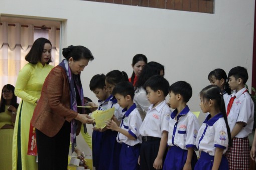 Chủ tịch Quốc hội thăm, tặng quà Tết tại Cần Thơ