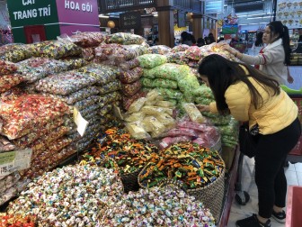 Bánh kẹo Việt Nam bán theo cân ngập tràn siêu thị