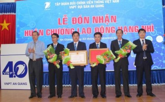 VNPT An Giang đón nhận Huân chương Lao động hạng nhì