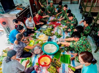 Gói bánh tét mừng Tết quân - dân, mừng xuân Kỷ Hợi 2019