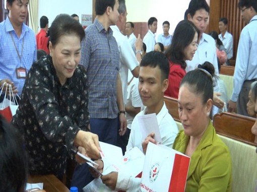 Chủ tịch Quốc hội thăm và tặng quà tết tại tỉnh Hậu Giang