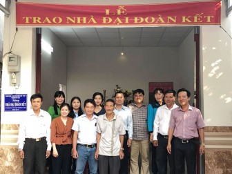 Trao nhà Đại đoàn kết cho hộ cận nghèo phường Mỹ Quý