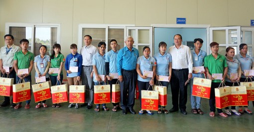 Phó Chủ tịch UBND tỉnh Nguyễn Thanh Bình tặng quà Tết cho công nhân lao động