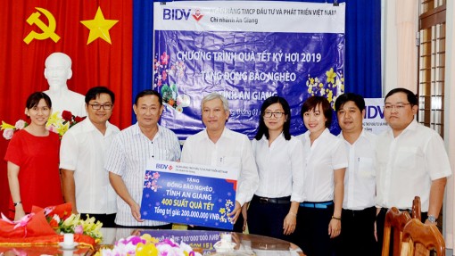 Ngân hàng BIDV chi nhánh An Giang tặng 400 suất quà Tết cho hộ nghèo