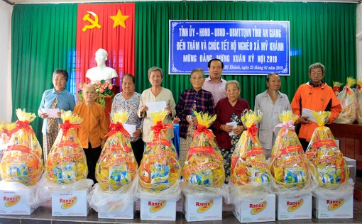 Chủ tịch UBND tỉnh Vương Bình Thạnh đến thăm và chúc Tết xã Mỹ Khánh và Công ty TNHH MTV XSKT An Giang