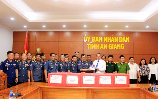 Lực lượng Quân cảnh Vương quốc Campuchia thăm, chúc Tết tại An Giang