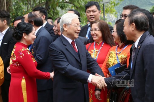 Tổng bí thư, Chủ tịch nước và phu nhân cùng kiều bào thả cá tiễn ông Táo