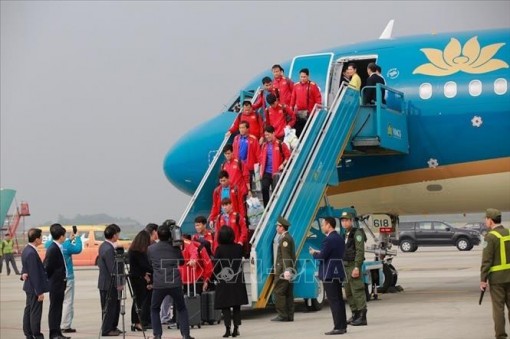 Đội tuyển bóng đá quốc gia trở về trong sự chào đón nồng nhiệt của người hâm mộ