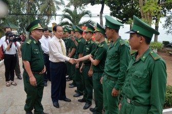 Chủ tịch UBND tỉnh Vương Bình Thạnh  chúc Tết các đồn Biên phòng ở An Phú