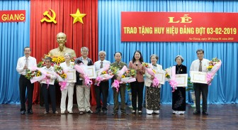 Trao Huy hiệu Đảng cho 275 đảng viên cao tuổi Đảng