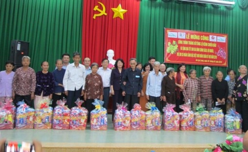 Phó Chủ tịch nước Đặng Thị Ngọc Thịnh tặng quà Tết tại Long An