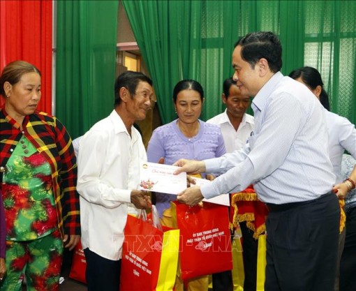 Chúc Tết, tặng quà các gia đình chính sách, hộ nghèo tại Cần Thơ