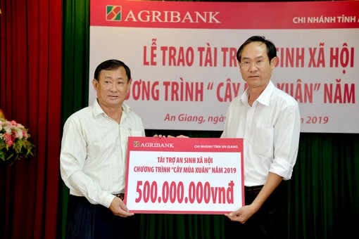 Agribank chi nhánh An Giang hỗ trợ 500 triệu đồng tặng quà Tết người nghèo