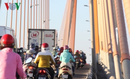 Ùn ứ hơn 10km, cầu Rạch Miễu buộc phải xả trạm