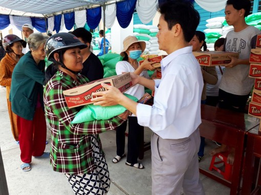 Trao 996 phần quà Tết cho hộ nghèo, hộ cận nghèo 2 xã Mỹ Đức và Khánh Hòa