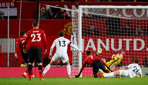 Man City bất ngờ thua trận, M.U đứt mạch trận toàn thắng