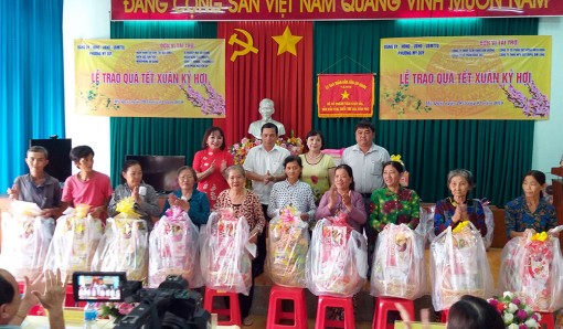 Trao quà Tết cho hộ nghèo, cận nghèo, khó khăn phường Mỹ Quý