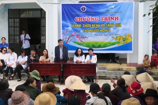 Đoàn bác sĩ An Giang khám bệnh cho phụ nữ nghèo ở Phú Yên