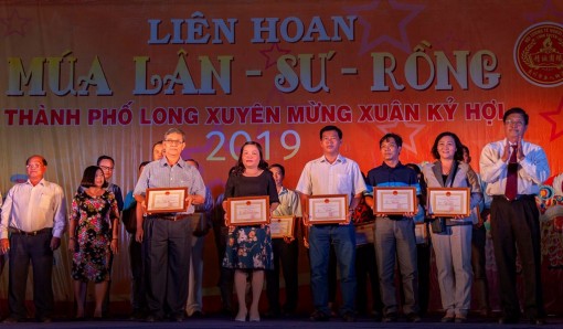Trao giải Hội thi trang trí cổng chào và gói, nấu bánh tét