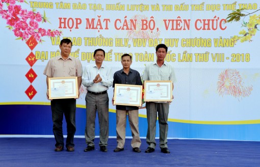 Khen thưởng các huấn luyện viên, vận động viên đạt thành tích xuất sắc